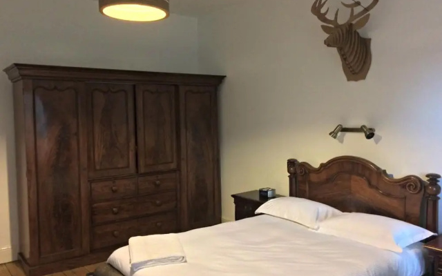 Walltree House