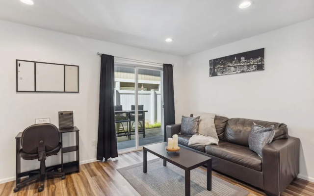 Charming Tacoma Retreat w/ Patio & 2 Fireplaces!