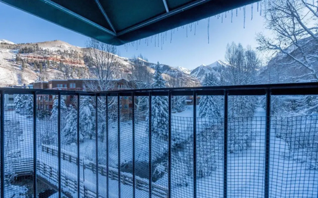 Manitou Lodge 5 Hotel Room by Alpine Lodging Telluride