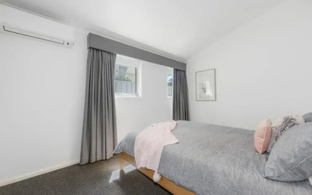Laze @ Lighthouse - family home with heated pool