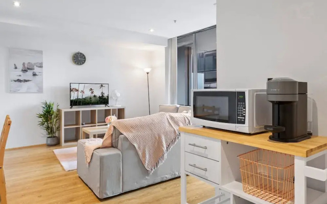 Central 2-bed Apartment With Parking,
