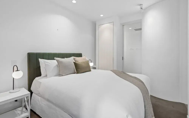 Chic City Escape With Pool, Gym & Parking