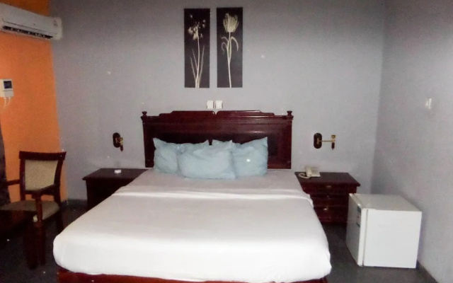 Golden Bird Hotel & Suites
