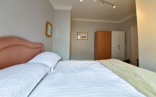 Отель 1 Bedroom Flat Near Marble Arch комната для гостей