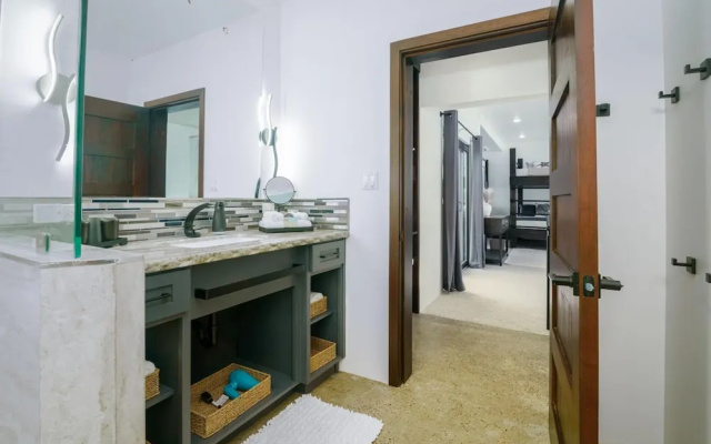 Spacious 4-bed Villa in Placencia Village w Pool
