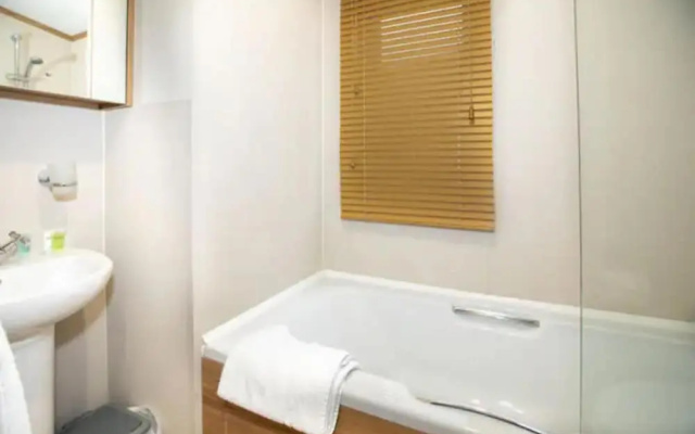 3-bed Lodge Sleeps 6 -hot tub -resort Access