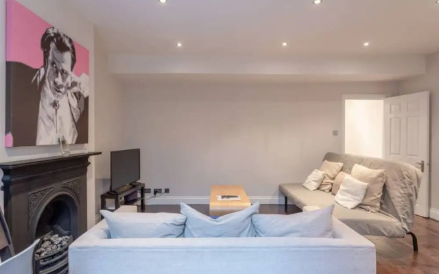 Stylish 2 Bedroom Flat With Large Garden