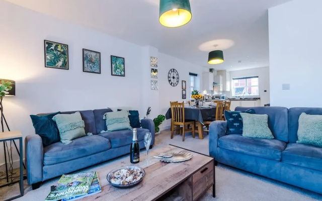 Modern House Ideal for Contractors Sleeps 8