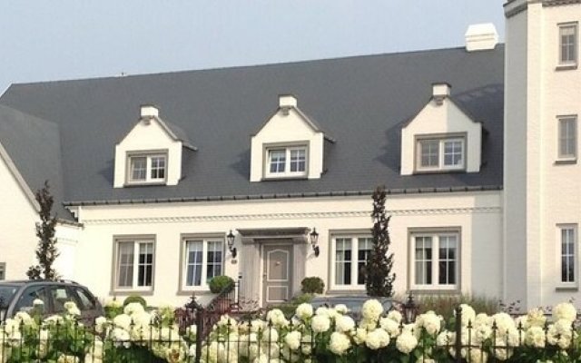 Villa Reynaert in Maaseik, Belgium from 407$, photos, reviews - zenhotels.com hotel front