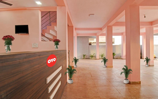 OYO 90872 Raj Hotel