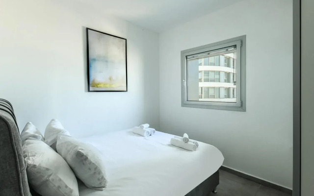 High-rise 3 bedroom Apartment with Balcony