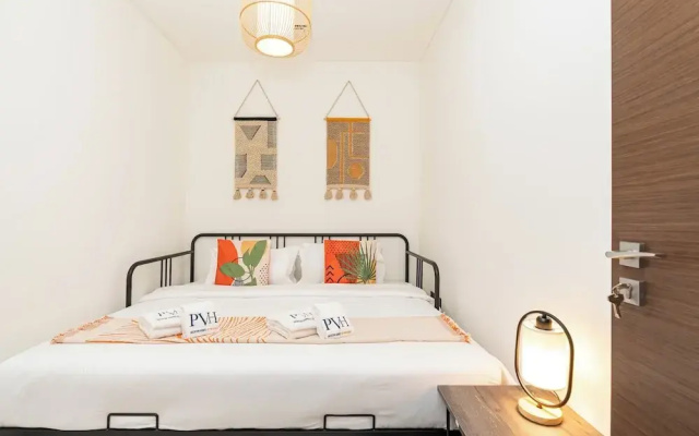 PVH - Stylish 1BR with Study - The Crest