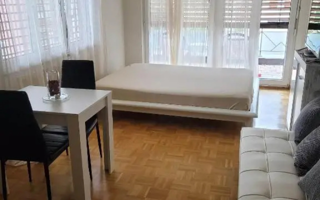 Large studio apartment on the Promenade