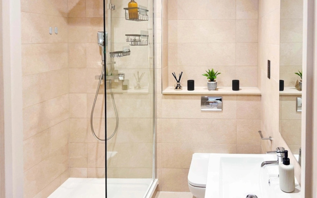 Central Leeds Apartment by Station - Sleeps 7