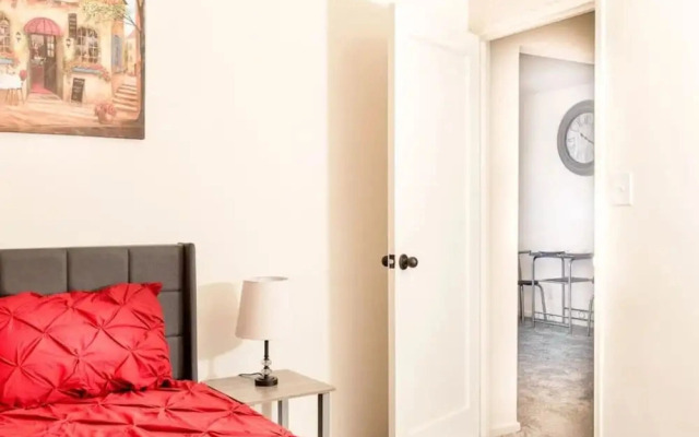 610b Large One Bedroom Downtown!