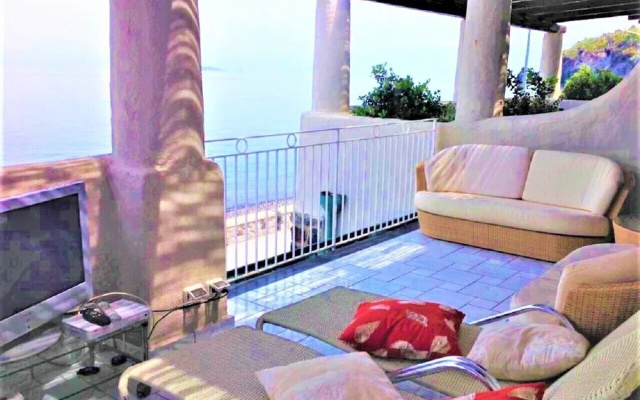 Seafront Apartment - Beach in front