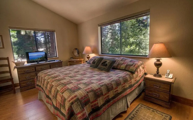 5 Bedrooms Kings Beach Home