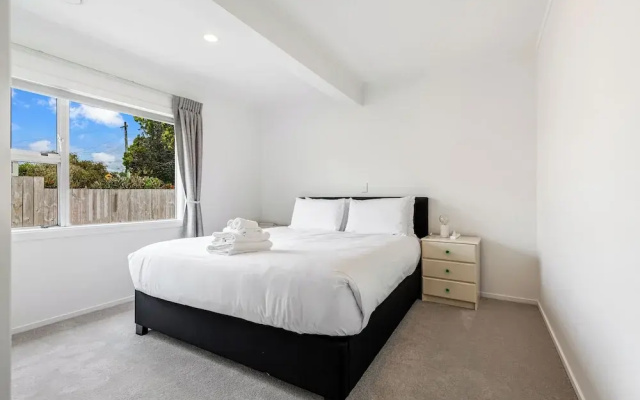 Spacious Renovated 3BR in Ellerslie I Zodiak Stays