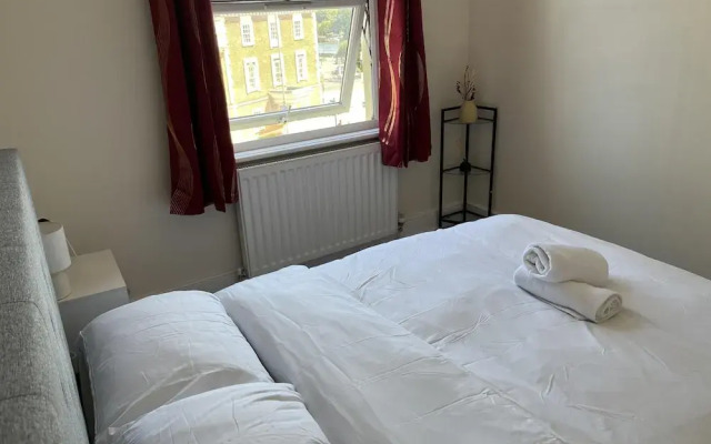 New Spacious 4 Bed Apartment in Kew Bridge