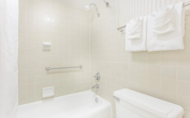Days Inn by Wyndham Cedar Falls- University Plaza
