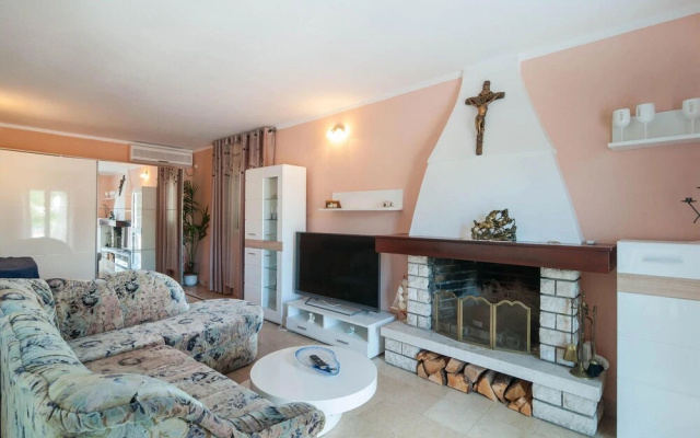 Awesome Home in Splitska With Wifi and 3 Bedrooms