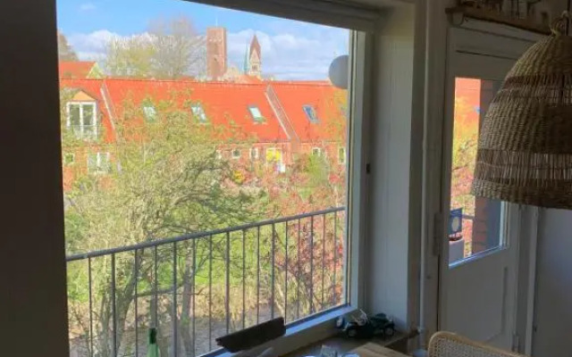 Selvbetjent lejlighed i centrum ved åen