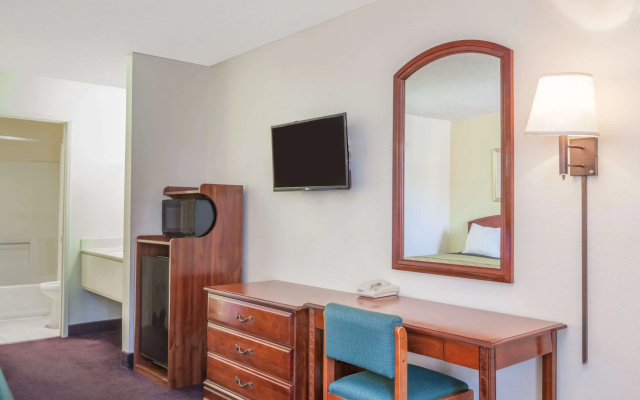Super 8 by Wyndham Bakersfield/Central