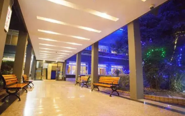 Qingzhu·Huating Premium Hotel (Shanghai Hangtou Hunan Highway Store)