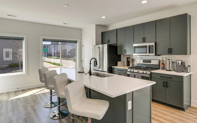 Rooftop Oasis: Downtown Des Moines Townhome