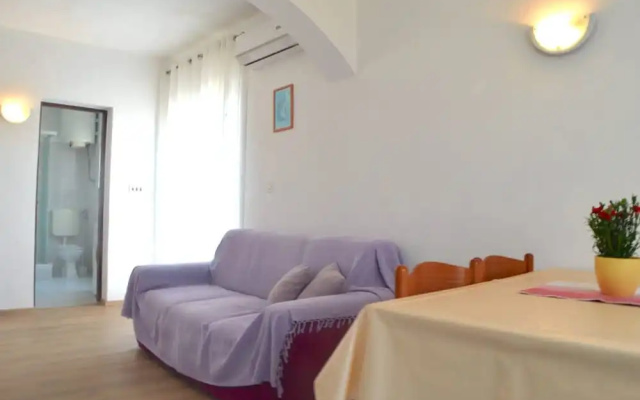 Room in Apartment - Charming Apartment Venilia Blue, Sleeps 4