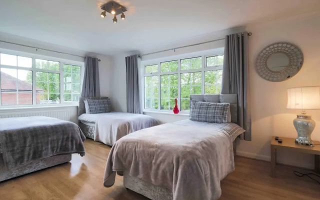 Inviting 7-bed House With sea Views in Hythe
