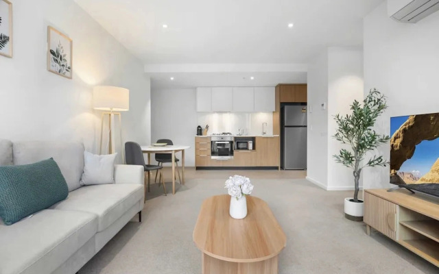 Marina-view 1-bed Apartment in Docklands