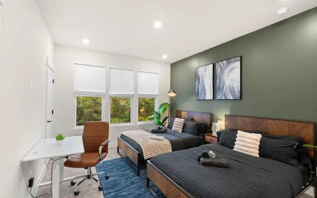 Luxe King 3BR Townhouse in Uptown CLT