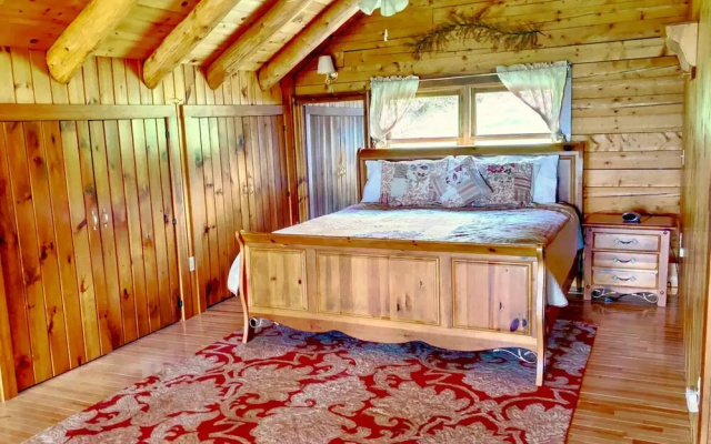 Majestic Vista Mountainside Cabin