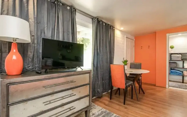 Bright & Cozy Mid Town Zen Yard Studio!