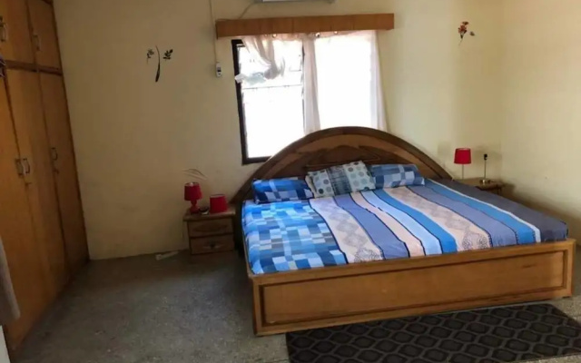 3 Bed House Sleeps 6 - Parking, Wifi, Generator
