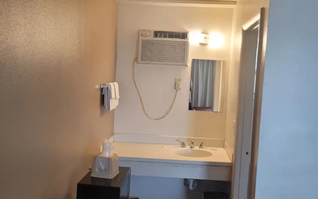 Queens Lodge Motel