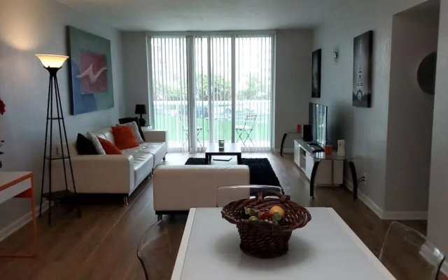 3801 Hollywood - 2Z - 1 Br Apts
