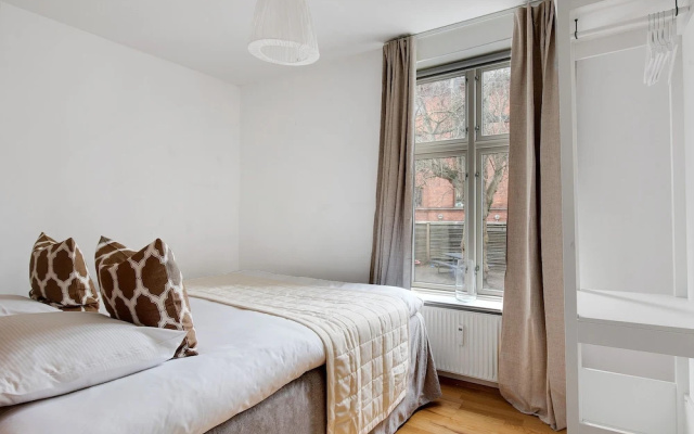 Constantin - Chic 2-bdr Apt With Balcony