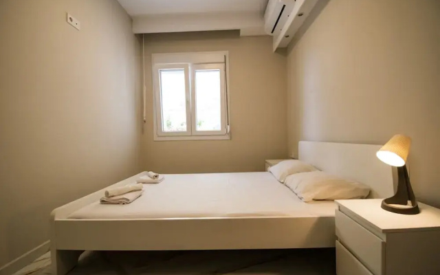 Eleni Seafront Apartment by Rentalspro