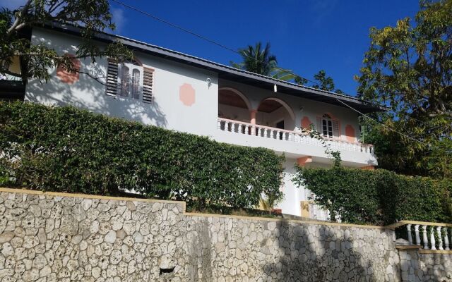 Отель The Cozy Family Inn Guesthouse Ямайка, Порт Антонио - отзывы, цены и фото номеров - забронировать отель The Cozy Family Inn Guesthouse онлайн вид на фасад