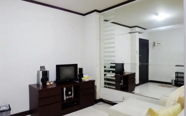1BR City View Apartment at Cosmo Mansion