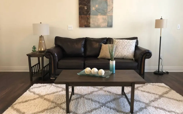Sophisticated One Bedroom Near Downtown