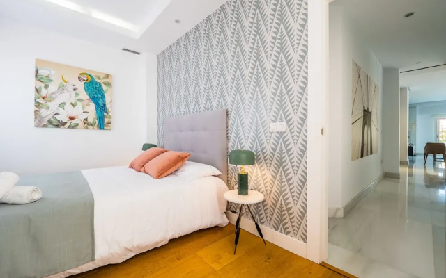 Central Sunny Penthouse Premium Apt