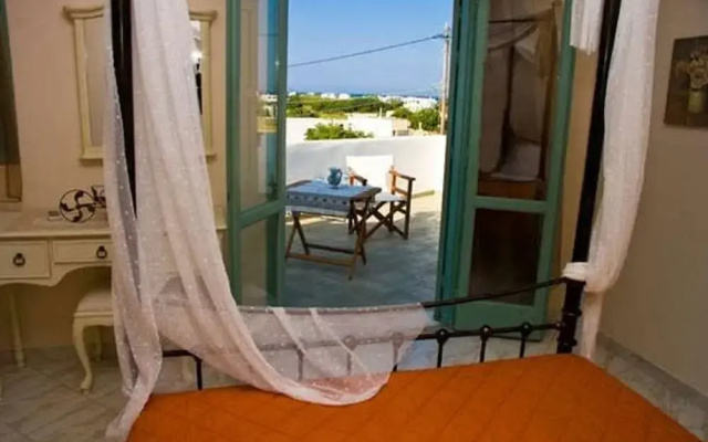 Skyros Luxury Poolside Getaway