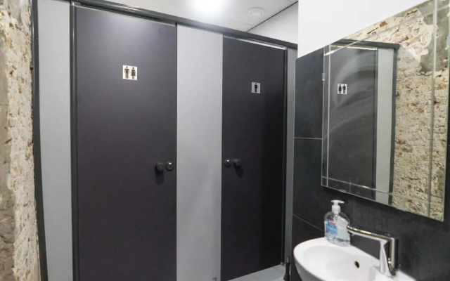 The Golden Stork - Hostel