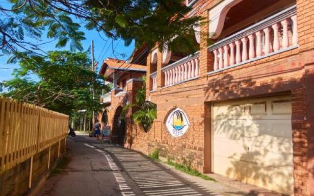 Sea Eye Hotel Laguna Building Остров Утила вид на фасад