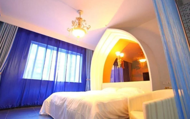Love in a Fallen City Theme Hotel