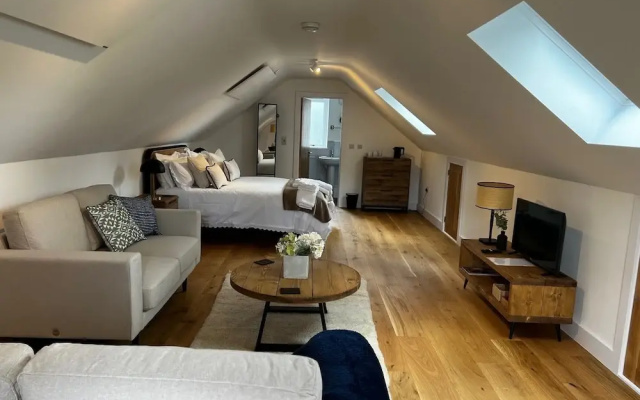 Cozy Studio Attic Retreat in Bettws Newydd