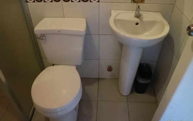 OYO 543 Negrense Suites